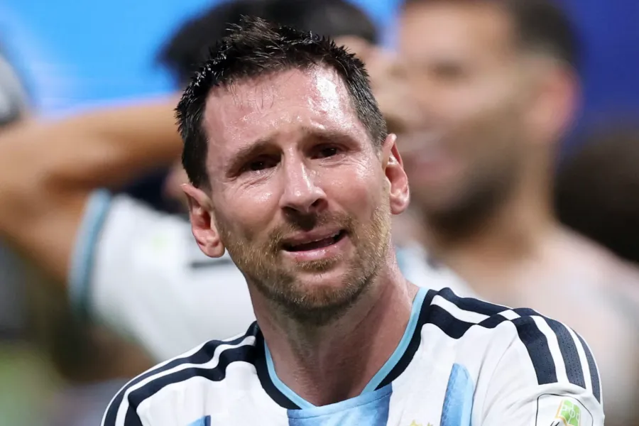 Kuboku qaldıra bilməyən Messi ağladı - VİDEO
