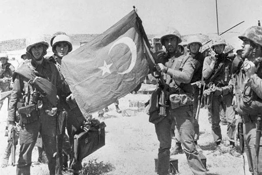 Ecevit düyməni basdı və ordu dənizdən Kiprə körpü saldı - “Aişə tətilə çıxdı...”