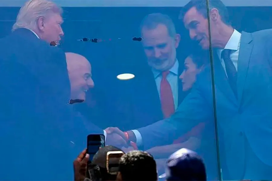 Final matçı diplomatik təmaslarla da diqqət çəkdi: Tramp və Pedro Sançes...
