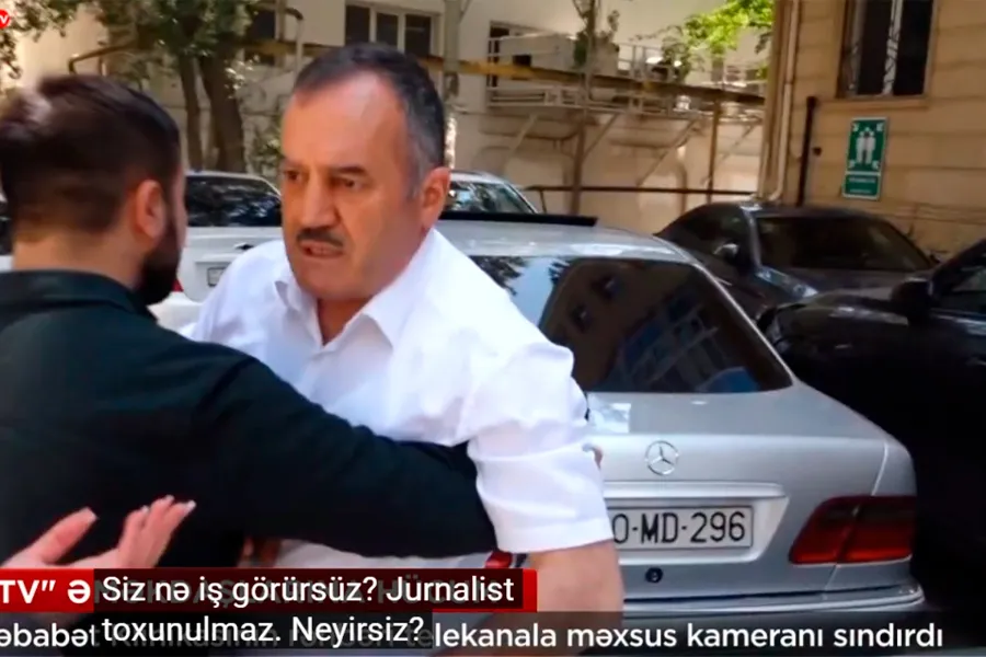 Klinika rəhbəri “Baku TV” əməkdaşlarına hücum etdi - VİDEO