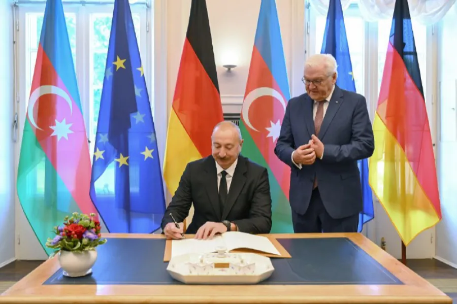 İlham Əliyev Almaniyada xatirə kitabına nə yazdı? - FOTO