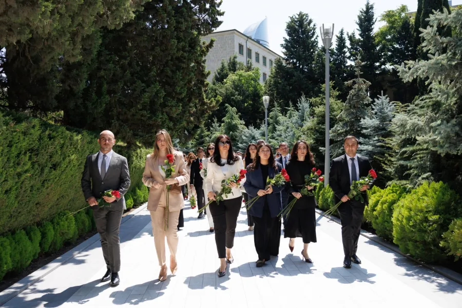 Milli Mətbuat Günü ilə əlaqədar Fəxri xiyaban ziyarət edildi - FOTO — 2