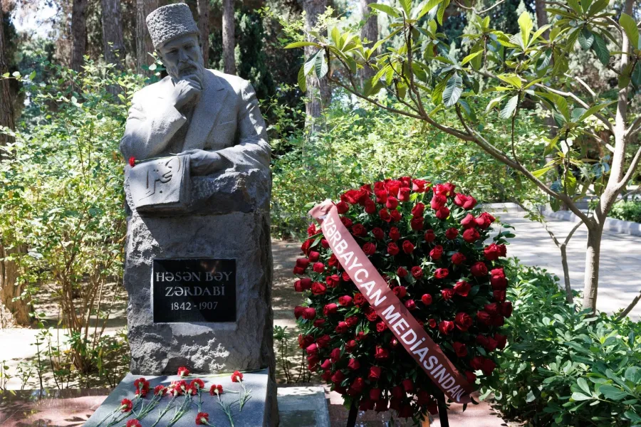 Milli Mətbuat Günü ilə əlaqədar Fəxri xiyaban ziyarət edildi - FOTO — 8