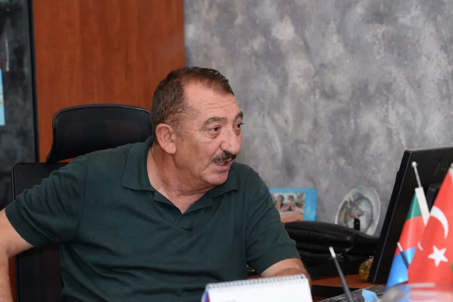 Məşhur şairin "İslamla Turan qurmaq olmaz" sözləri sosial şəbəkələri qarışdırdı - VİDEO 