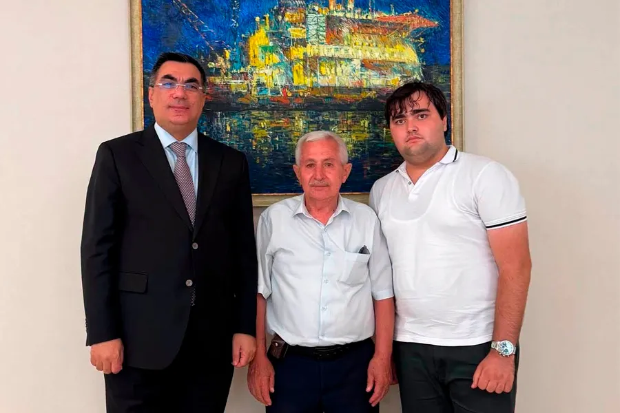 Rektor 670 bal yığan qazaxlı abituriyenti Neft Məktəbini seçməsi üçün razı salmağa çalışır