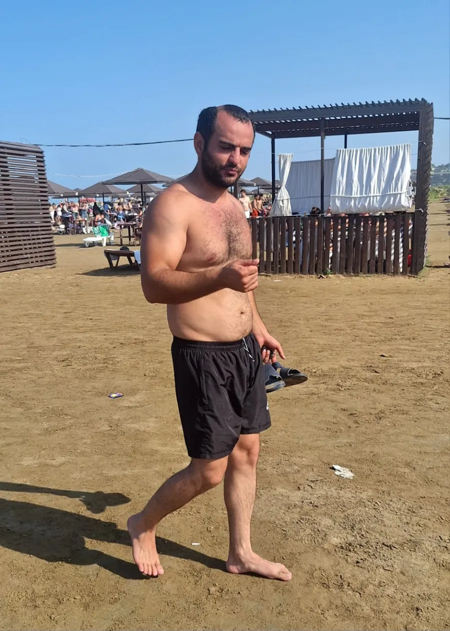 Bakı çimərliklərində azyaşlı qızlara yaxınlaşan şəxs axtarılır - FOTO — 1