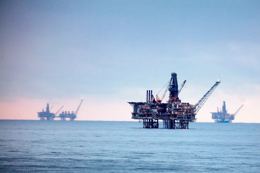 SOCAR-a məxsus dəniz özülləri və borular təhlükəli şəraitdə kəsilərək sökülür - İDDİA