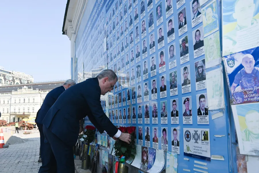 Ceyhun Bayramov Ukraynanın müharibədə həlak olmuş müdafiəçilərinin xatirə memorialını ziyarət etdi — 1