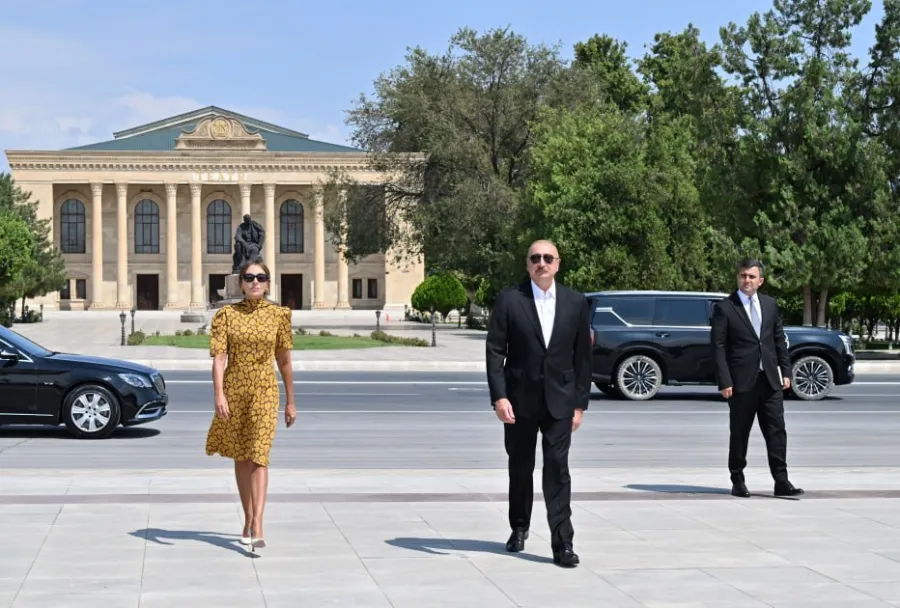 İlham Əliyev Ümummilli Liderin abidəsini ziyarət etdi — 1