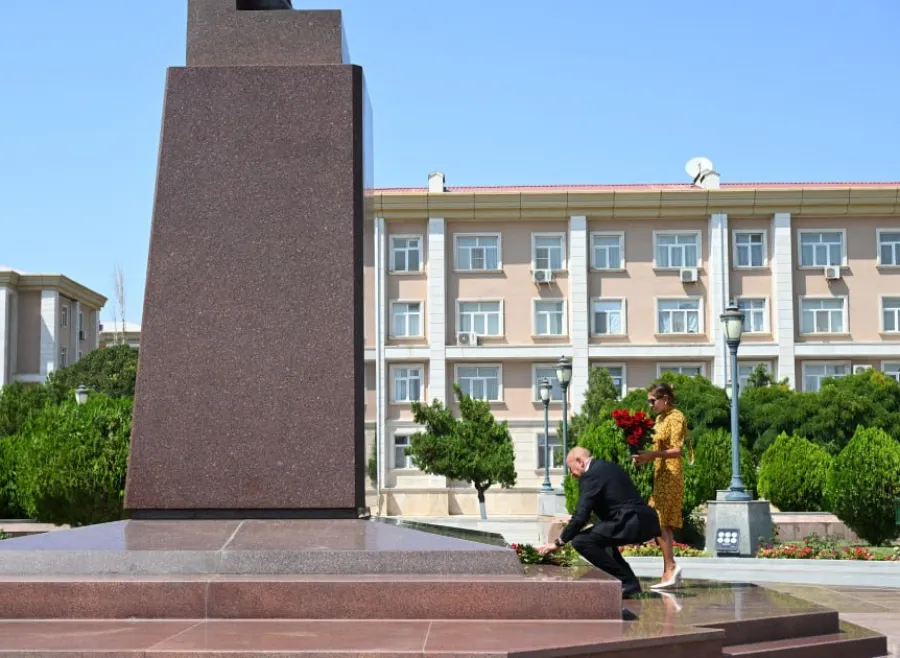 İlham Əliyev Ümummilli Liderin abidəsini ziyarət etdi — 2