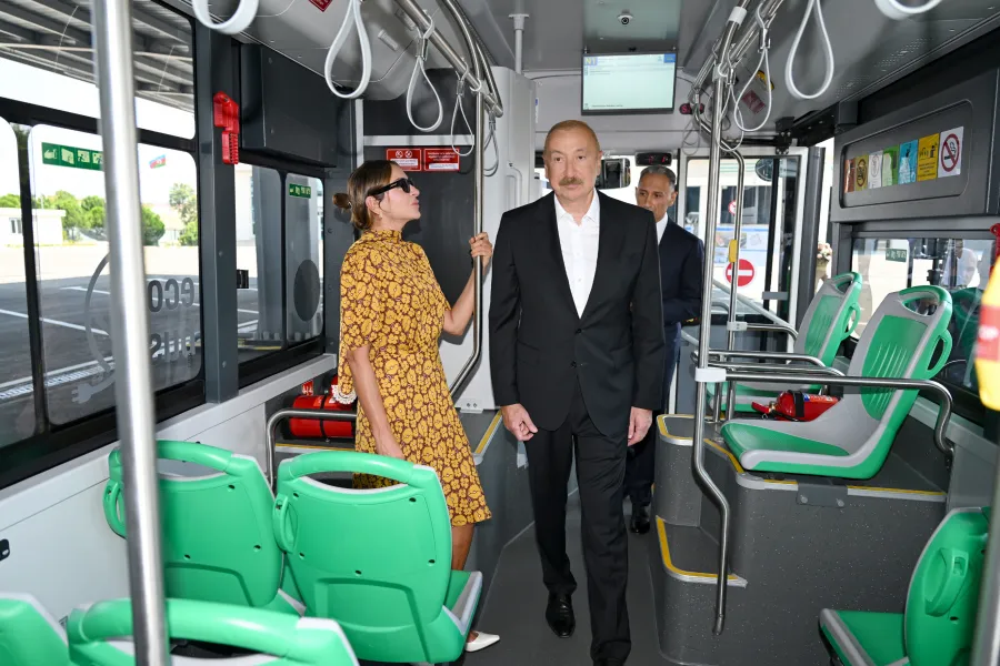 İlham Əliyev Naxçıvanda yeni elektrik avtobuslarına baxdı