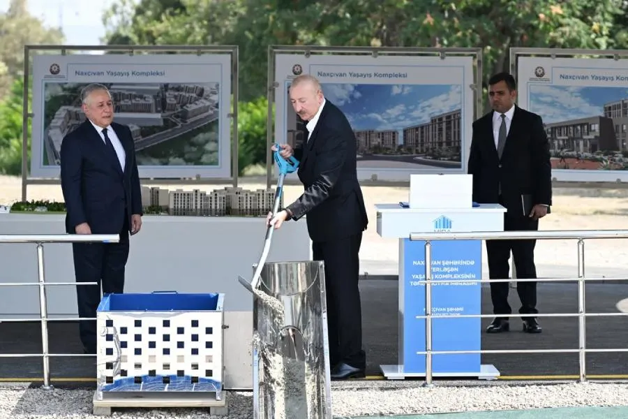 Prezident Naxçıvan şəhərində sosial evlər kompleksinin təməlini qoyub