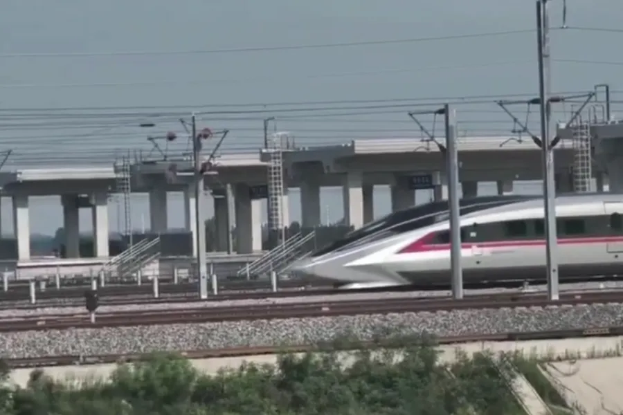 Təyyarəyə meydan oxuyan qatar: Çin dünyada ilkə imza atdı