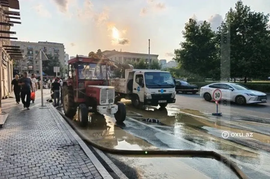 Bakının mərkəzində su borusu partladı