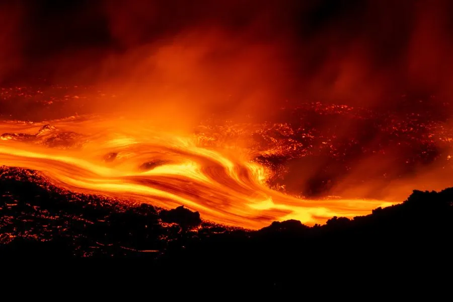 Etna vulkanı püskürür, turistlər isə tamaşaya gəlir