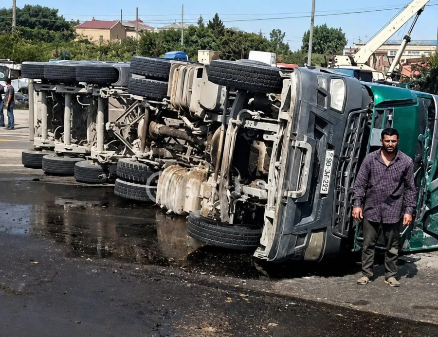 В Баку перевернулась фура: на дорогу разлился дизель
