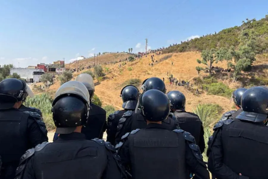 Mərakeş polisi Seutada yüzlərlə miqranta qarşı güc tətbiq edir