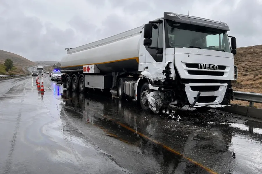 Goranboyda yük maşını qəza törətdi: Yola 1 tona yaxın yanacaq töküldü