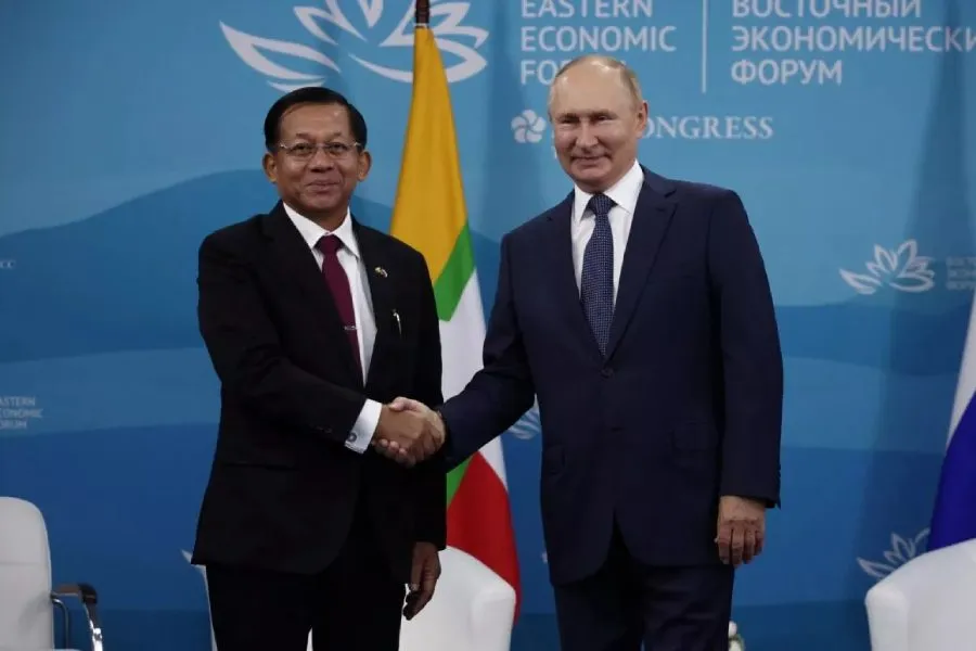 Putin Myanmalı həmkarı ilə görüşdü