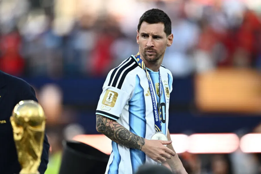 Matçın son dəqiqələrində gərginlik: Messi rəqib futbolçuya əl qaldırdı