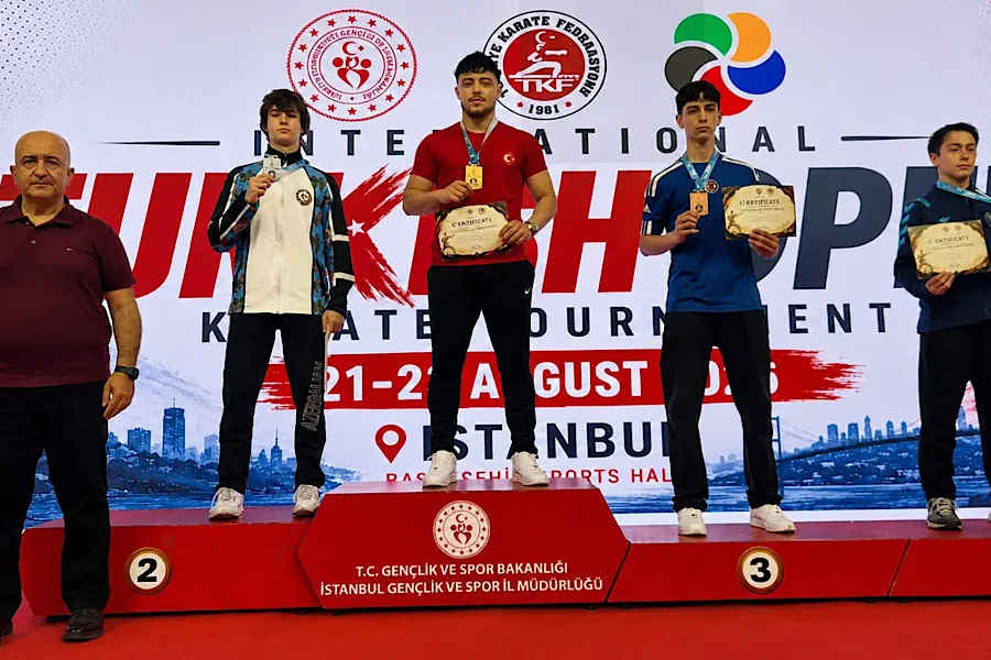 Azərbaycan karateçiləri gümüş medal qazandılar