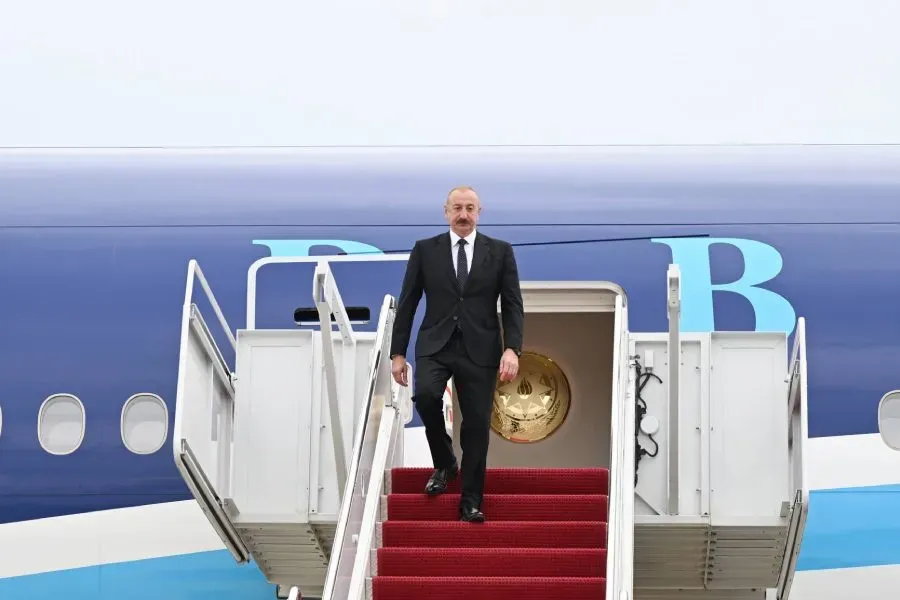 Uzbek President and his wife welcome President Ilham Aliyev and Mehriban Aliyeva in Bukhara