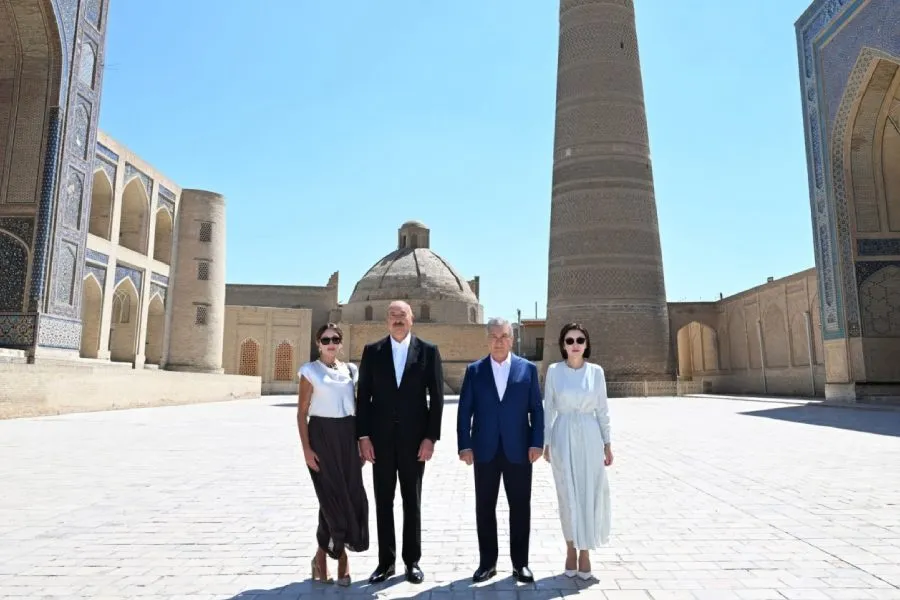 Azərbaycan ilə Özbəkistanın prezidentləri və birinci xanımları Buxaradakı "Poyi-Kalon" kompleksində oldular