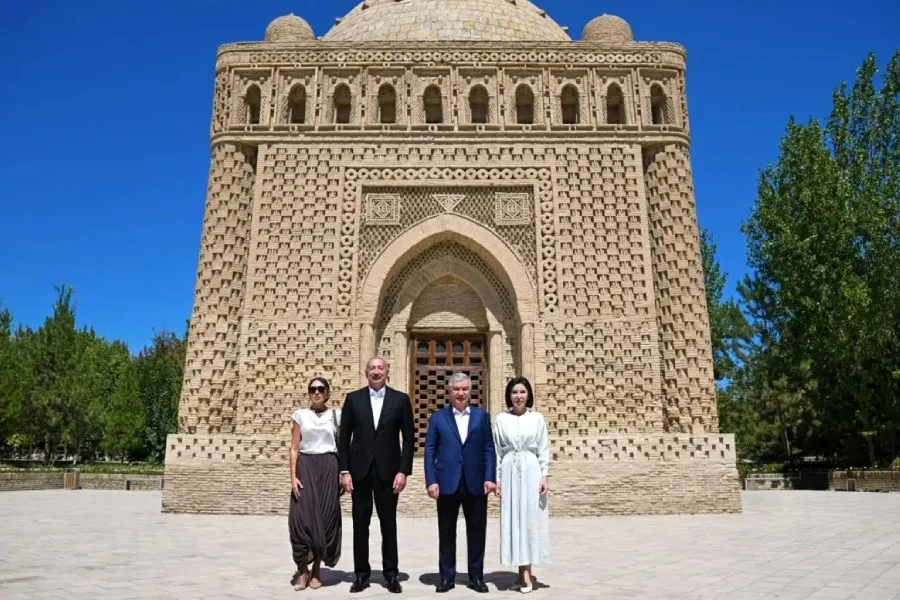 İlham Əliyev və Mehriban Əliyeva Buxarada İsmayıl Samani türbəsini ziyarət etdilər