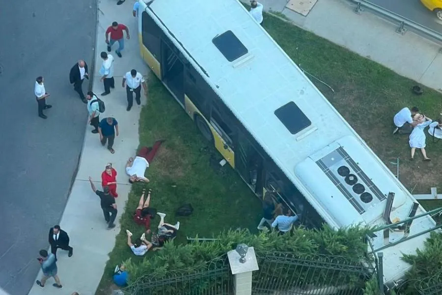 İstanbulda avtobus divara çırpıldı: Ölən və ağır yaralılar var