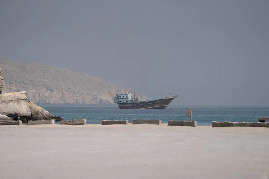 Oman ərazisində tanker naməlum mərminin zərbəsinə məruz qaldı