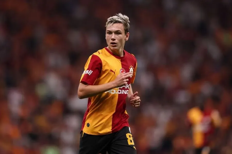 Batrakov Türkiyədə ilk oyunu ilə “Qalatasaray” əfsanəsinin diqqətini çəkdi