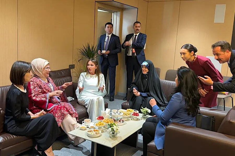 Anası kimi qucaqladı - İran Prezidentinin qızından Mehriban xanıma səmimi münasibət