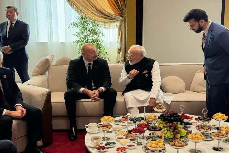 President Ilham Aliyev holds conversation with Indian PM in Bishkek - PHOTO