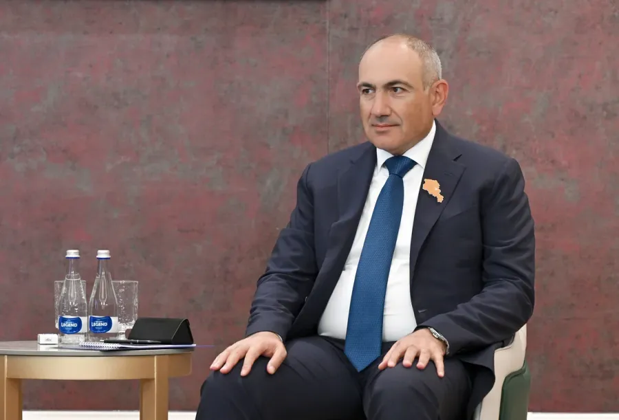 Nikolun protokol xidməti hara baxır ? - Baş nazirin çaşdığı görüntülər -VİDEO