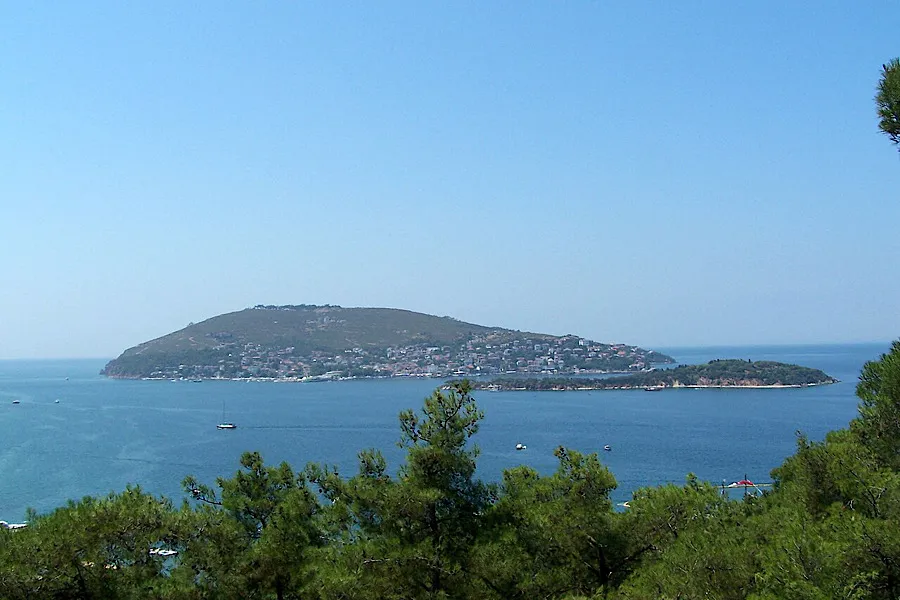 Şəhərin səsindən uzaq, təbiətin qoynunda - Dünyanın ən sakit adaları