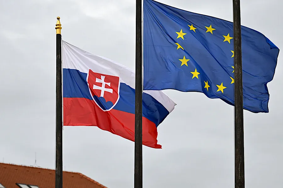 Brüssel sanksiyaları bir illik etmək istədi, Slovakiya qarşısını kəsdi