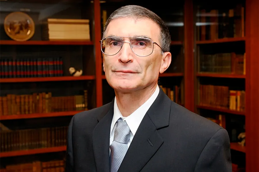 Böyük alim necə olur? Əziz Səncər göstərdi...