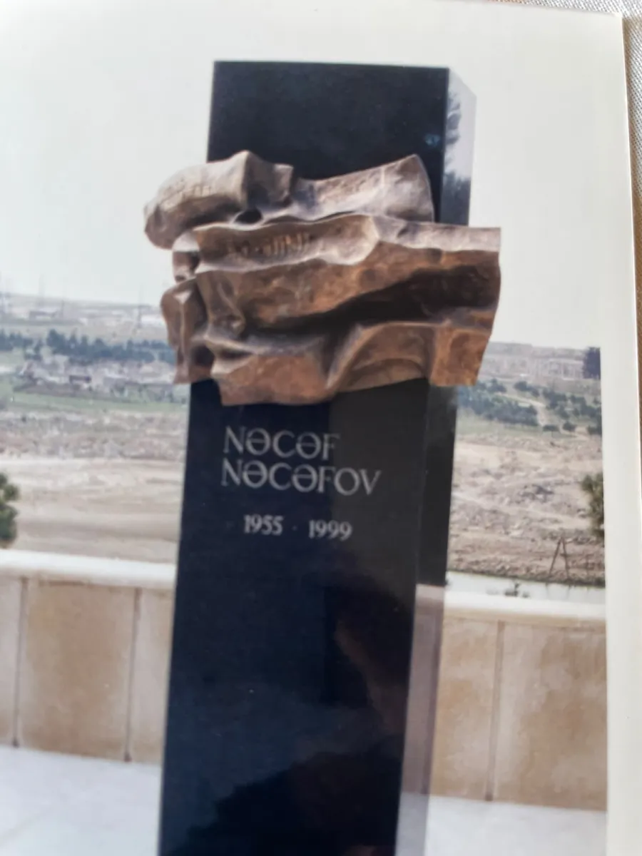 Nəcəf Nəcəfovun məzarından barelyefi oğurlayan şəxs saxlanıldı — 1