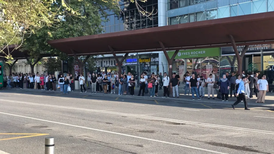 Sabah dərslər başlayır, nəqliyyat "iflic" vəziyyətindədir 