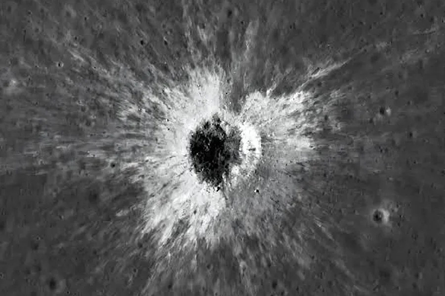 Altımərtəbəli bina boyda asteroid Aya çırpıldı