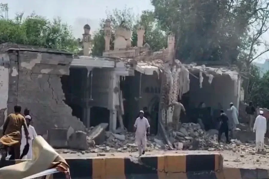 Explosion near mosque in Pakistan — 15 killed, 50 injured — VIDEO