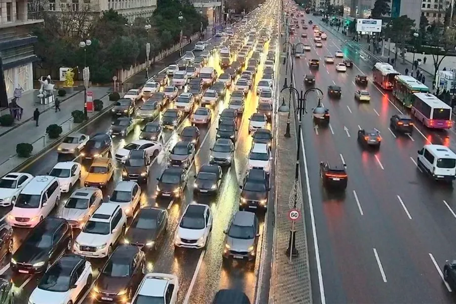 Bakıda tıxac probleminin həlli - "Artıq gecdir, vaxtında görülməli işlər..."