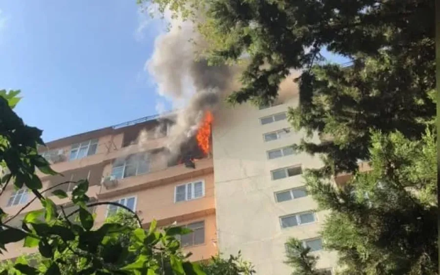 Bakıda yaşayış binasında güclü yanğın başladı - VİDEO