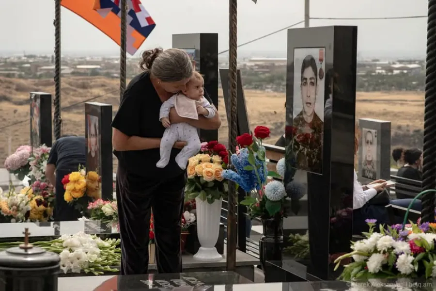 Ermənilərdən dəhşətli əməl: Balaca uşaqları Qarabağda ölən əsgərlərin məzarına tutaraq...