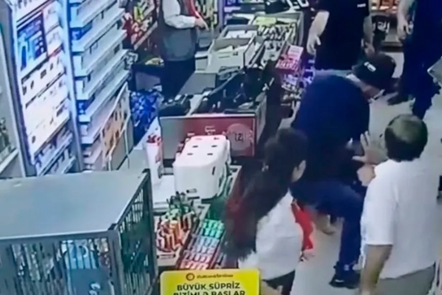 Marketdə arvadını döyən kişi həbs olundu