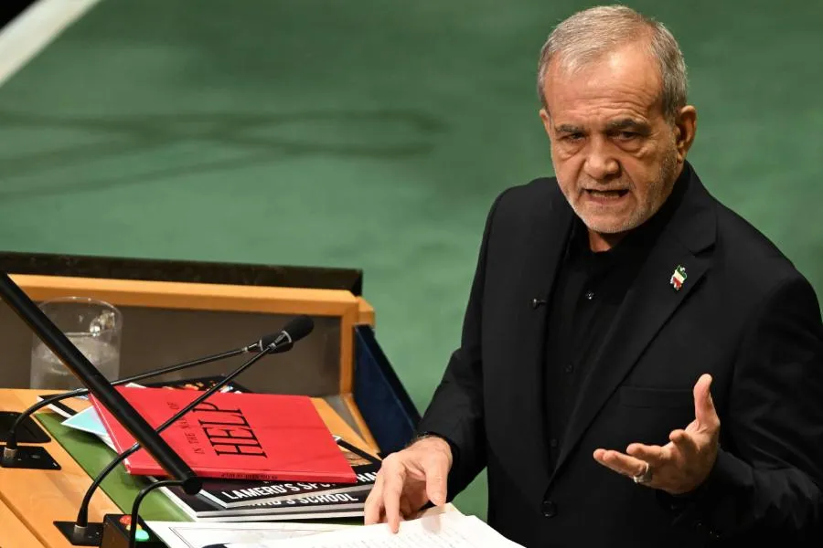 Pezeşkian kürsüyə çıxdı, iki nümayəndə heyəti zalı tərk etdi - FOTO