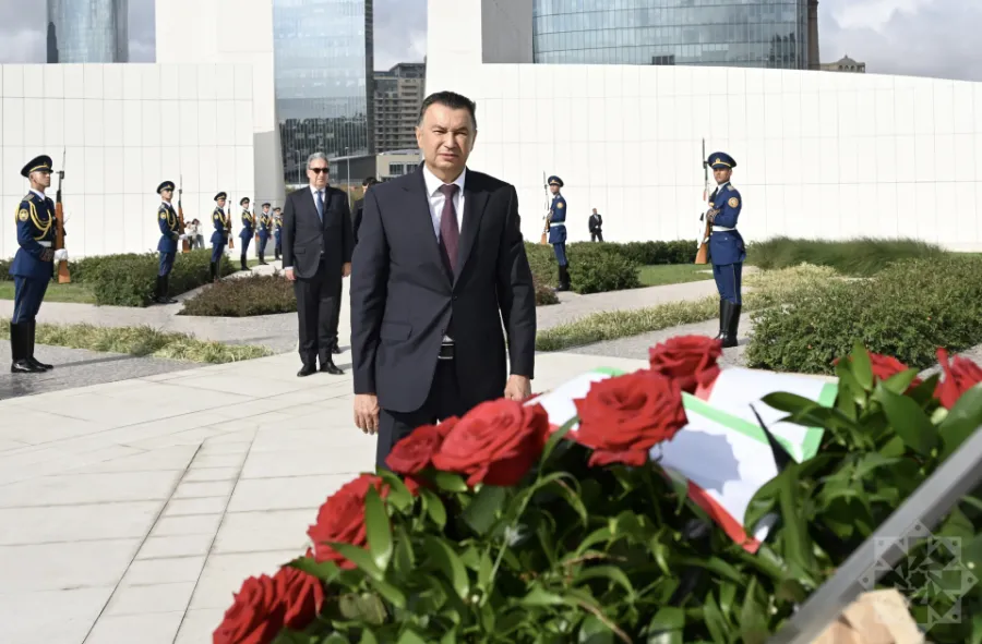Tacikistanın Baş naziri Zəfər parkını ziyarət etdi — 1