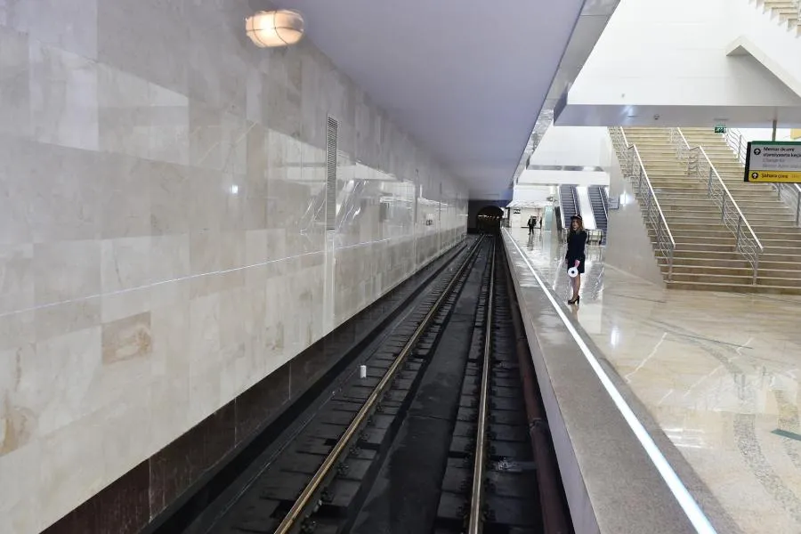 Bakı metrosunda dəhşətli hadisə! Sərnişin relslərə düşdü