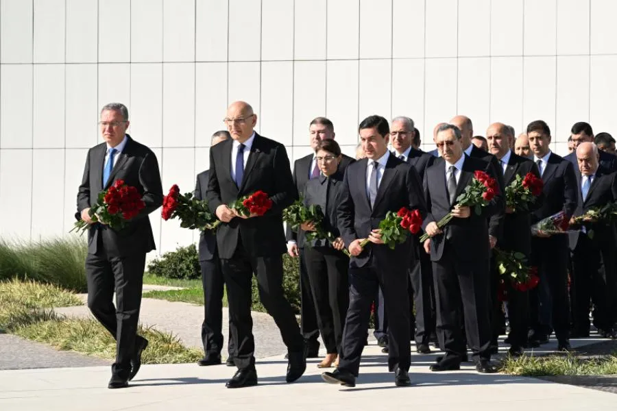 Dövlət və hökumət rəsmiləri Bakıdakı Zəfər parkında olublar
