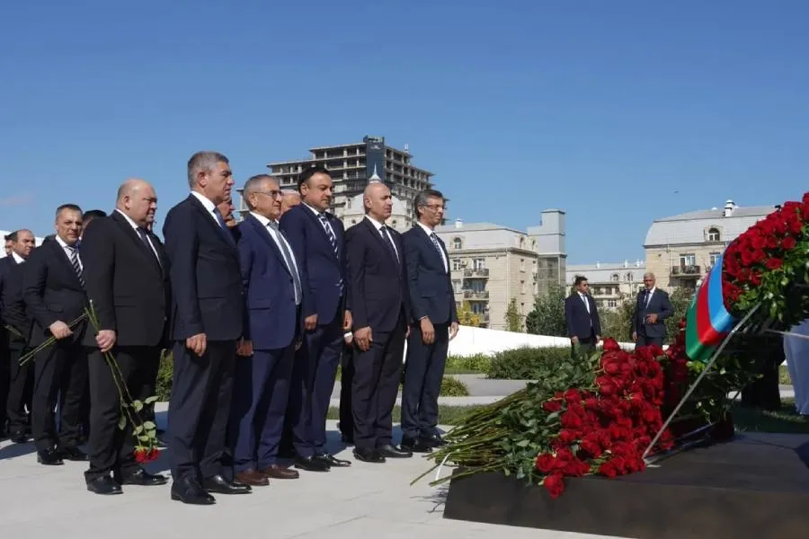 Milli Məclisin kollektivi Zəfər parkını ziyarət etdi